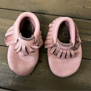Minimoc size 4 pink fringed leather baby shoes